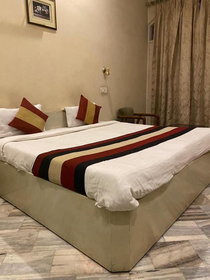 Lavi Hotel Hari Darshan - 10 Meter From Golden Temple 암리차르 외부 사진