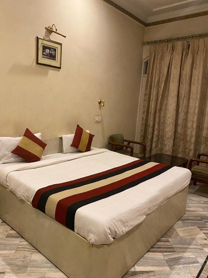 Lavi Hotel Hari Darshan - 10 Meter From Golden Temple 암리차르 외부 사진